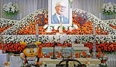 Mourners pay tribute to Japanese baseball legend Nagashima at funeral