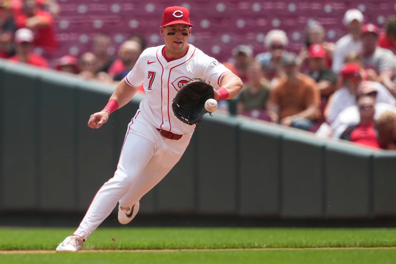 Cincinnati Reds' Spencer Steer fields a ground ball hit for an out by Milwaukee Brewers' Christian Yelich in the seventh inning of a baseball game, Wednesday, June 4, 2025, in Cincinnati. (AP Photo/Kareem Elgazzar)
