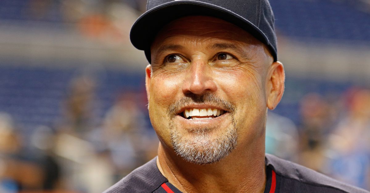 Atlanta Braves hire Fredi Gonzalez as third base coach