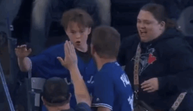 Young Toronto Blue Jays fan has unbelievable moment at the Rogers Centre