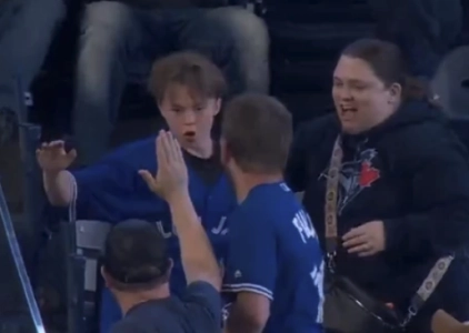 Blue Jays fan drops home run ball, then nails redemption catch moments later. #BlueJays #Fan #Homerun #Catch