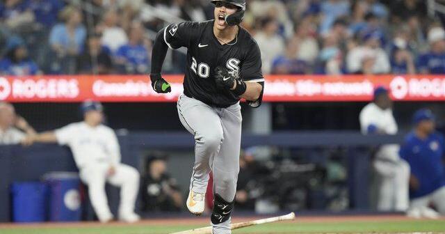 Miguel Vargas's late two-run double lifts White Sox over Blue Jays 4-2 | National Sports