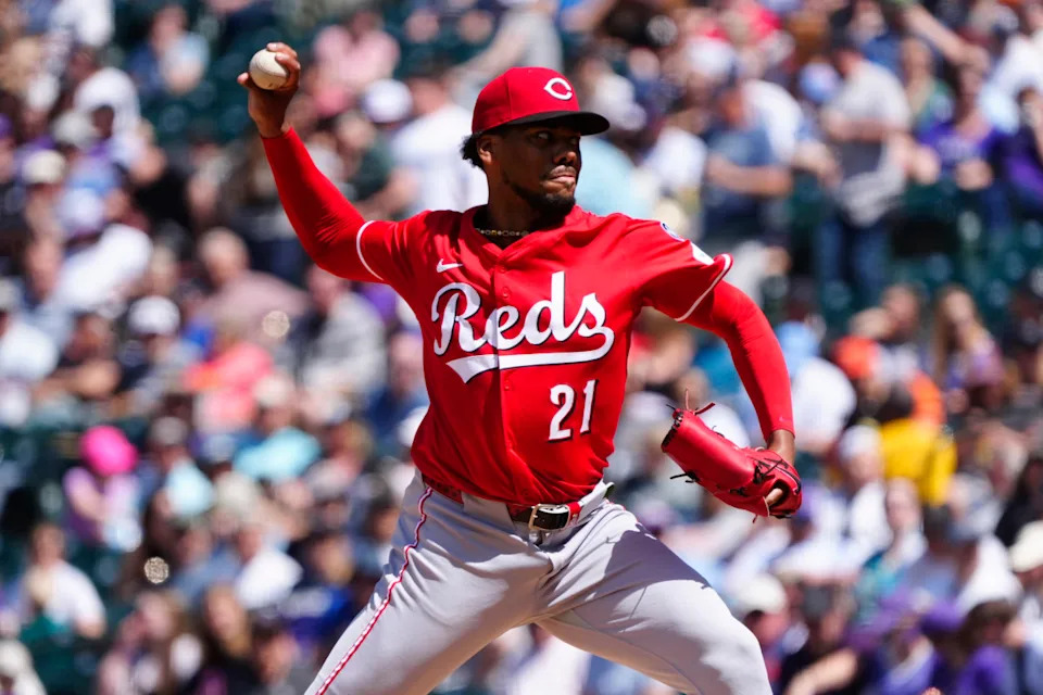 Cincinnati Reds starting pitcher Hunter Greene (21)© Ron Chenoy-Imagn Images