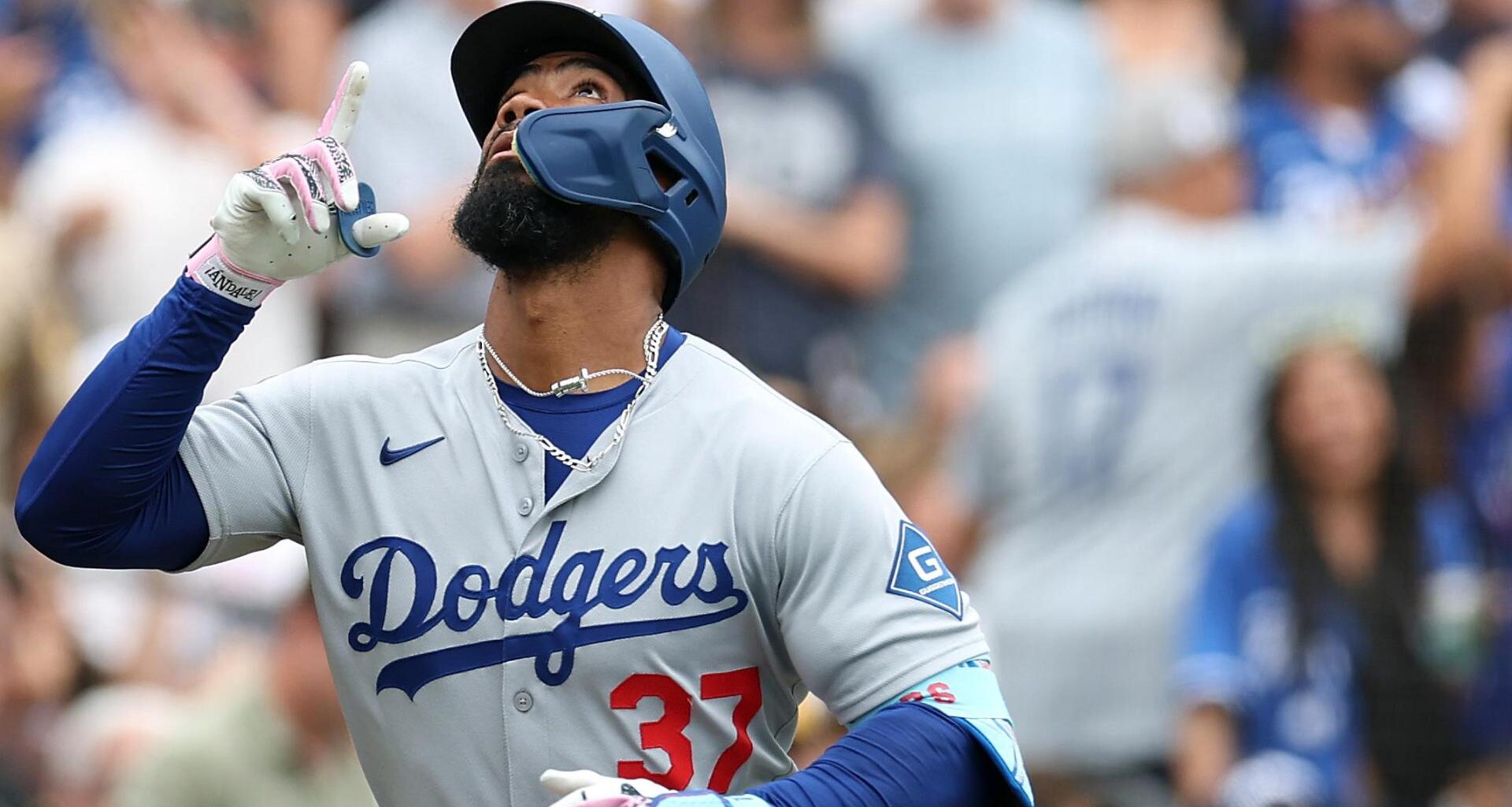 Teoscar Hernández hits a 3-run homer and the Dodgers beat the Padres 5-2 to win the series