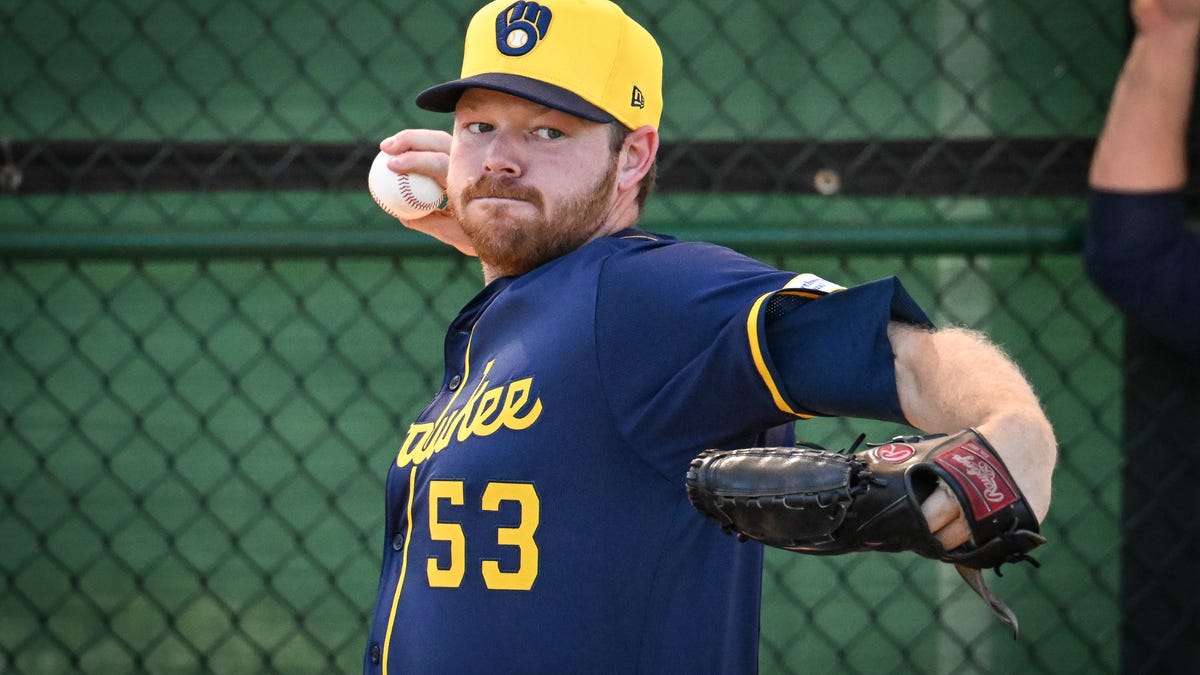 Brewers' Brandon Woodruff has right elbow contusion, remains on IL