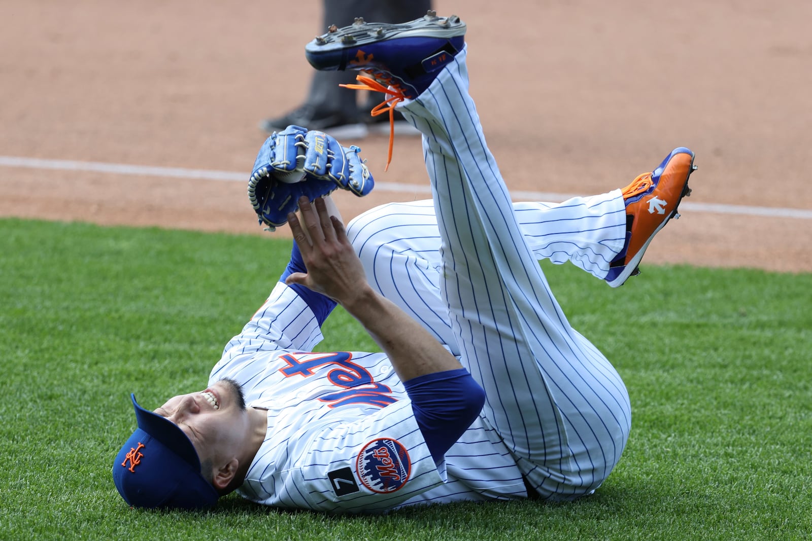 New York Mets pitcher Kodai Senga reacts after an apparent injury during the sixth inning of a baseball game against the Washington Nationals, Thursday, June 12, 2025, in New York. (AP Photo/Pamela Smith)