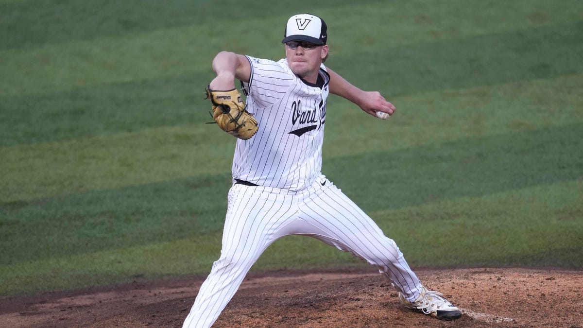 Who is leaving, joining Hogs via portal?