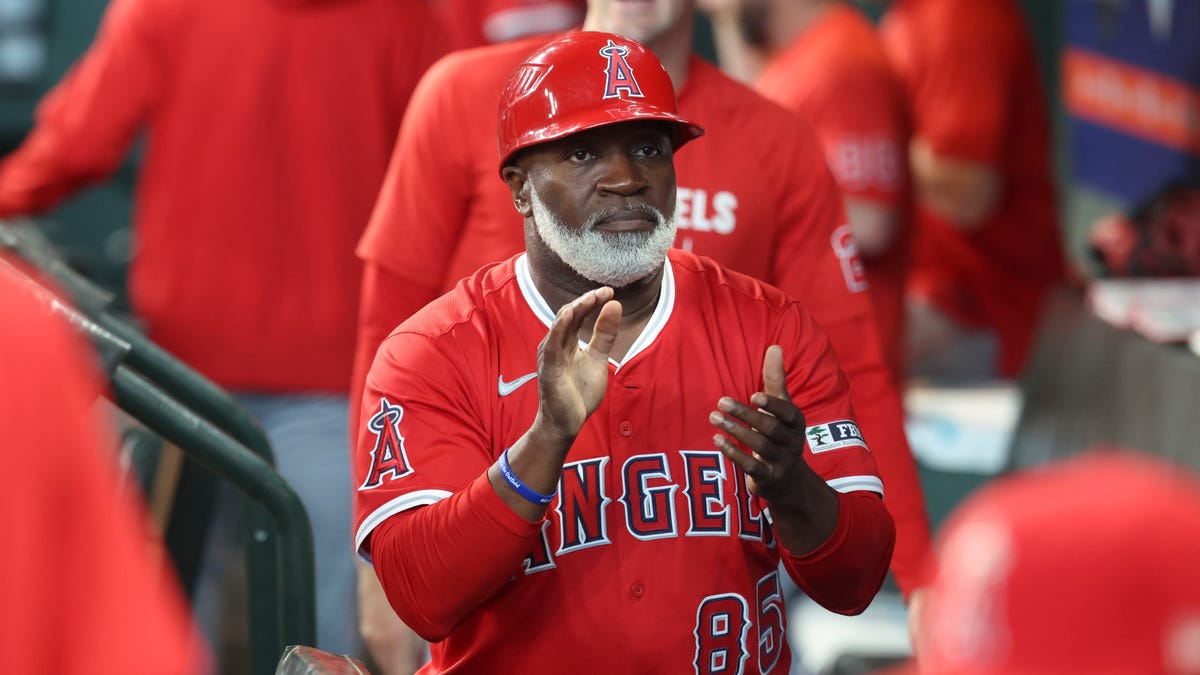 Angels' Eric Young Sr. tossing snacks to son on Mariners was so wholesome