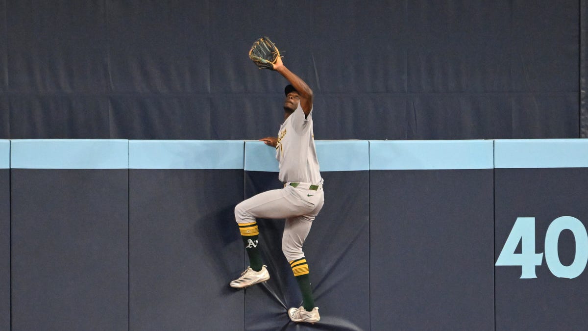 A's OF Denzel Clarke climbs wall to make incredible catch