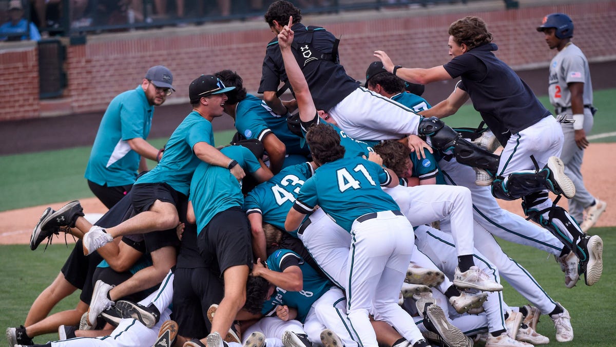 Coastal Carolina vs Arizona live updates: CWS Score, highlights