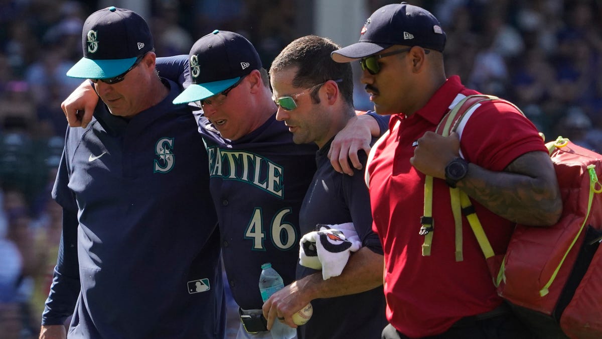 MLB players, umpire overcome by extreme heat, humidity