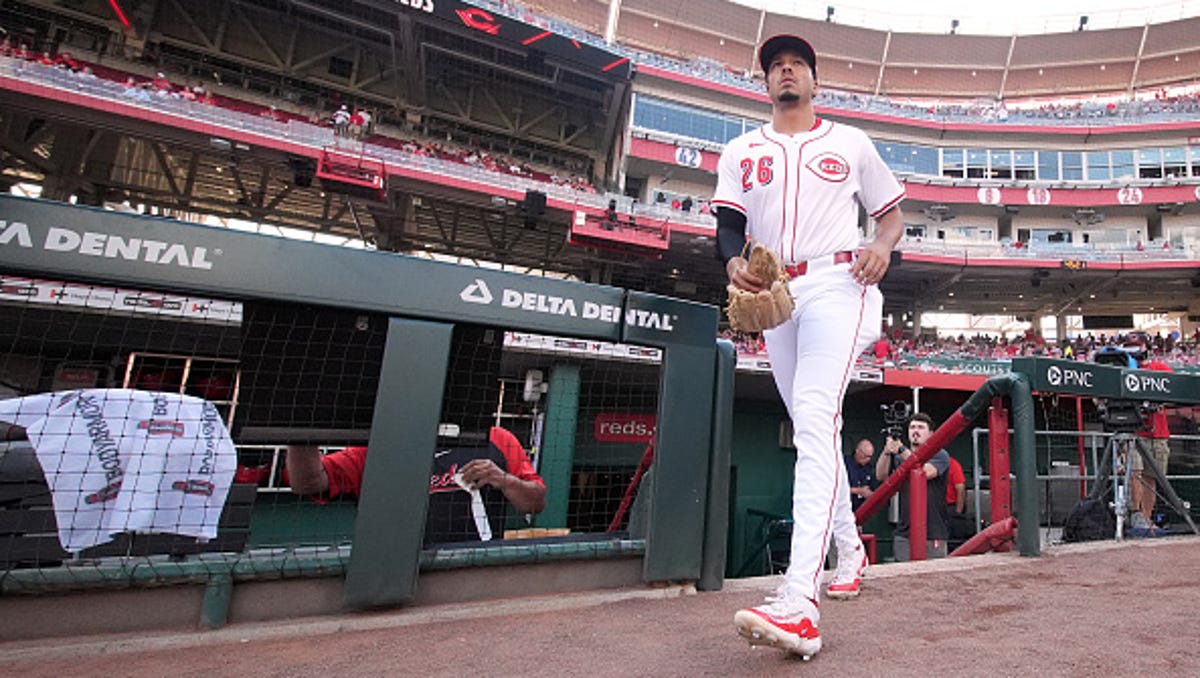 Chase Burns strikes out side in first inning of Reds-Yankees MLB debut