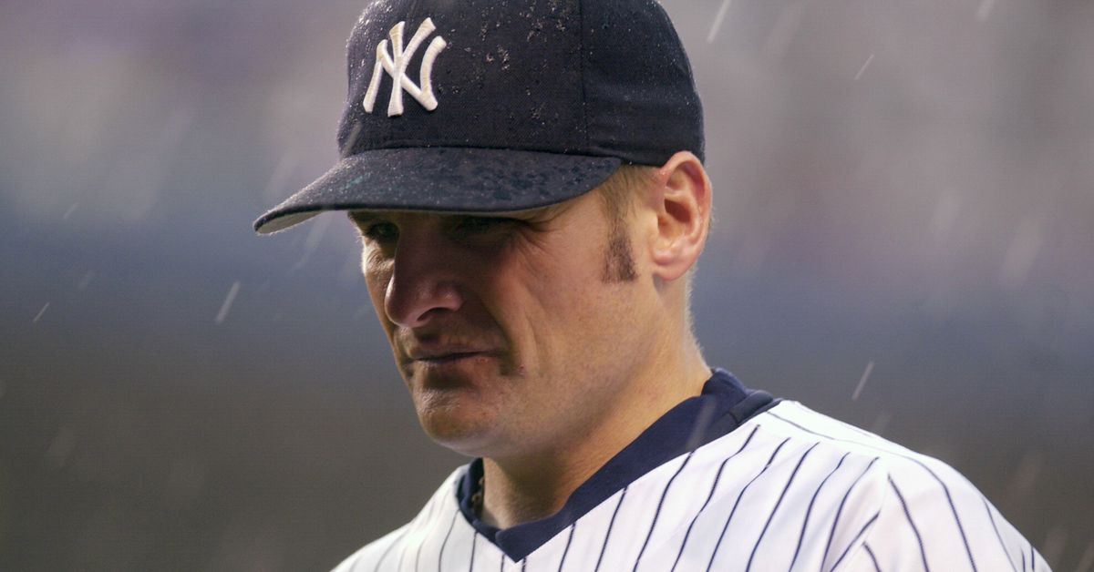 2000 Yankees Diary: Knoblauch throw hits Olbermann’s mother in loss