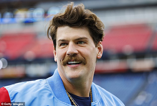 Former NFL linebacker Taylor Lewan threw a disastrous first pitch before a Cardinals game