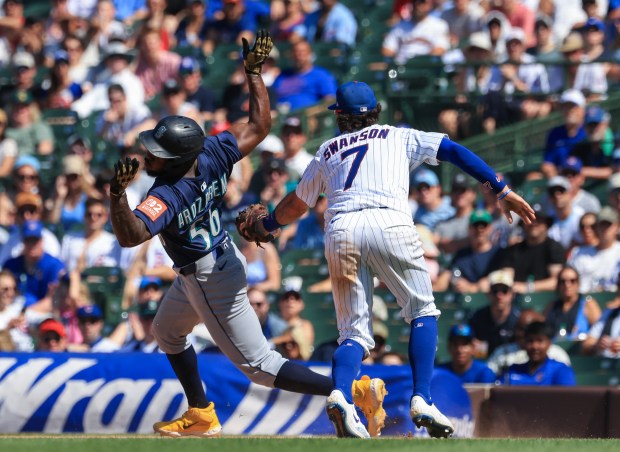 Mariners left fielder Randy Arozarena eludes the tag attempt from Cubs shortstop Dansby Swanson before eventually being tagged out on a pickoff in the seventh inning on June 21, 2025, at Wrigley Field. (John J. Kim/Chicago Tribune)