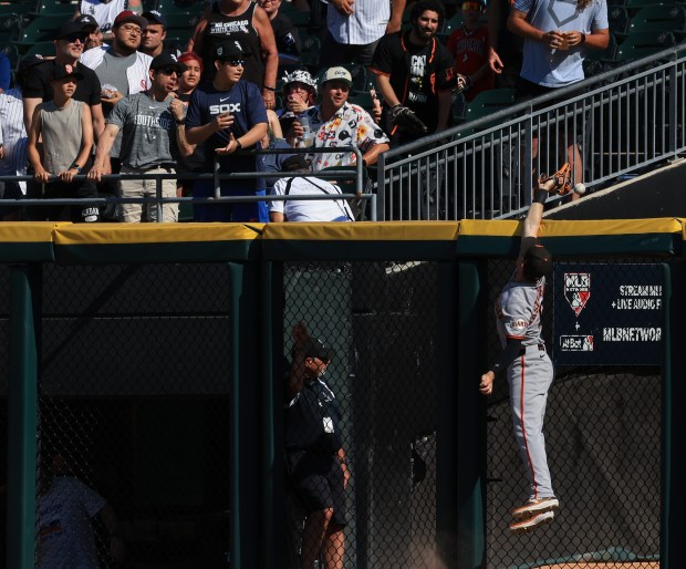 Giants right fielder Mike Yastrzemski stretches but can't catch a home run ball hit by White Sox left fielder Andrew Benintendi in the sixth inning Saturday, June 28, 2025, at Rate Field. (John J. Kim/Chicago Tribune)