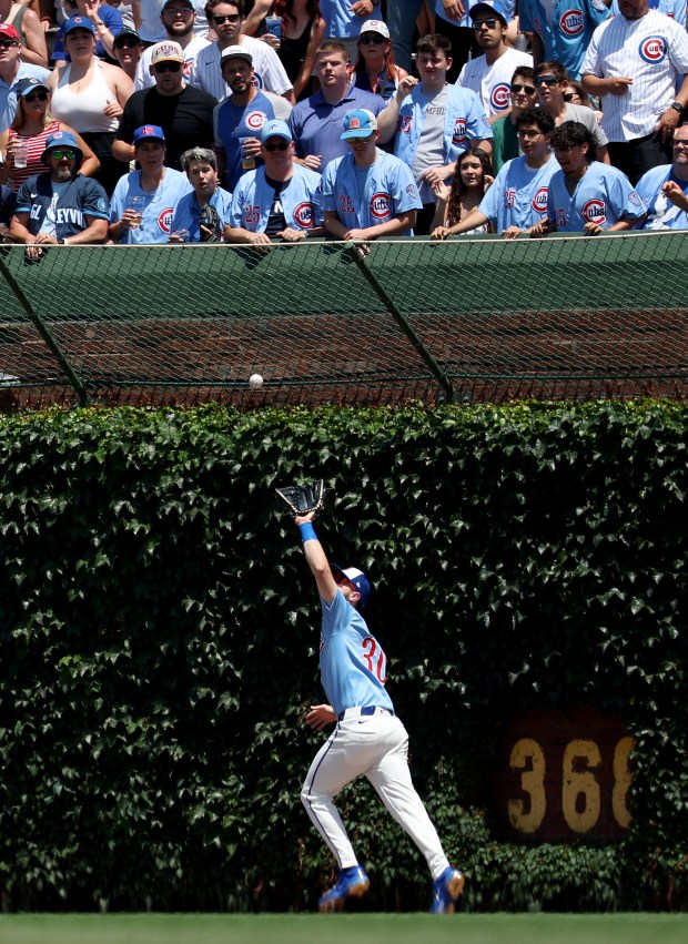 Cubs right fielder Kyle Tucker catches a deep fly ball in the first inning against the Mariners on Friday, June 20, 2025, at Wrigley Field. (Chris Sweda/Chicago Tribune)