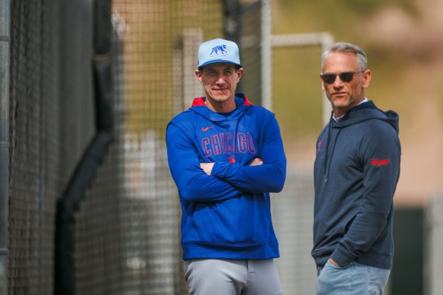 Chicago Cubs manager Craig Counsell talks with Cuts President Jed Hoyer during spring training at Sloan Park Sunday Feb. 16, 2025, in Mesa, Ariz. (Armando L. Sanchez/Chicago Tribune)