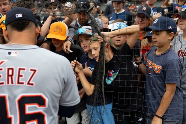 Fans reach for autographs from Detroit Tigers outfielder Wenceel Pérez before the game Thursday, June 5, 2025, at Rate Field. (Brian Cassella/Chicago Tribune)