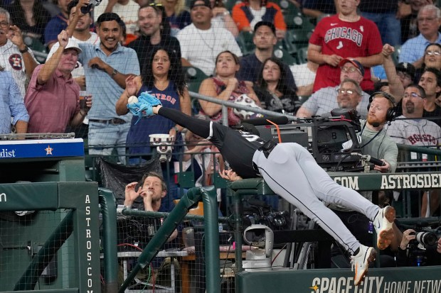 Chicago White Sox third baseman Miguel Vargas catches a pop fly in foul territory by Houston Astros' Victor Caratini during the third inning of a baseball game Wednesday, June 11, 2025, in Houston. (AP Photo/David J. Phillip)