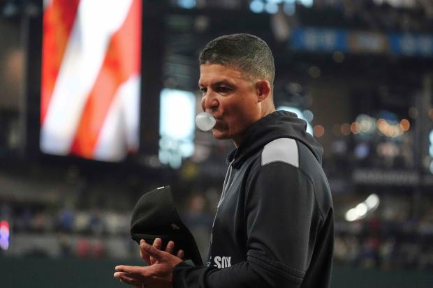 Chicago White Sox manager Will Venable blows a bubble for a baseball game against the Texas Rangers, Saturday, June 14, 2025, in Arlington, Texas. (AP Photo/LM Otero)