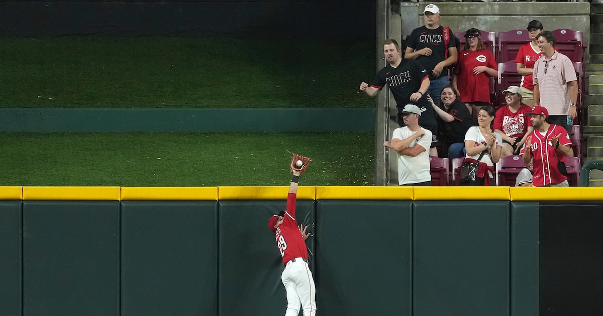 Friedl’s miraculous game-ending catch lifts Reds past Brewers 4-2
