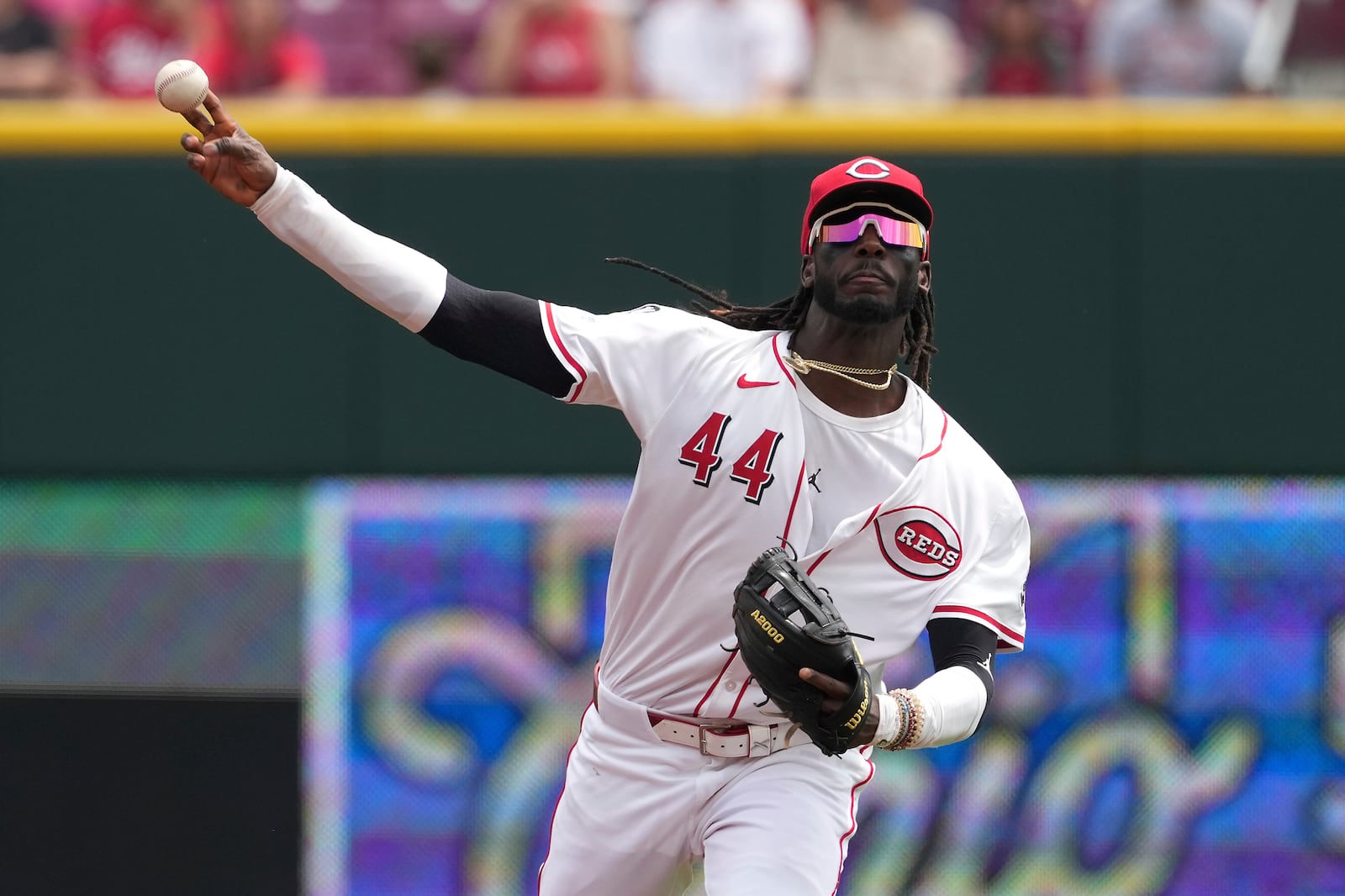Cincinnati Reds' Elly De La Cruz throws to first base for an out on Milwaukee Brewers' Jackson Chourio during the first inning of a baseball game Wednesday, June 4, 2025, in Cincinnati. (AP Photo/Kareem Elgazzar)