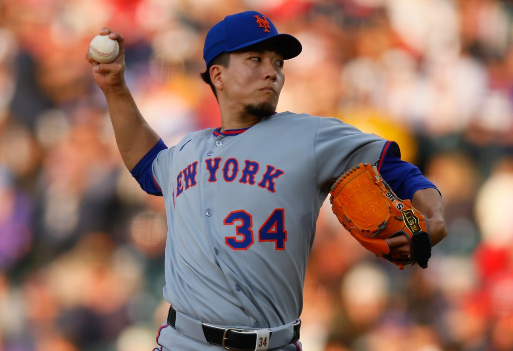 Koda Senga delivers a pitch during the Mets' victory over the Rockies.