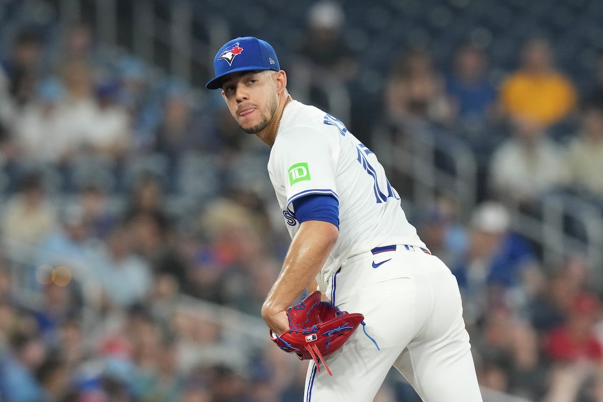 Alejandro Kirk drives in Vladimir Guerrero Jr. to lift Jays to 2-1 win over Phillies