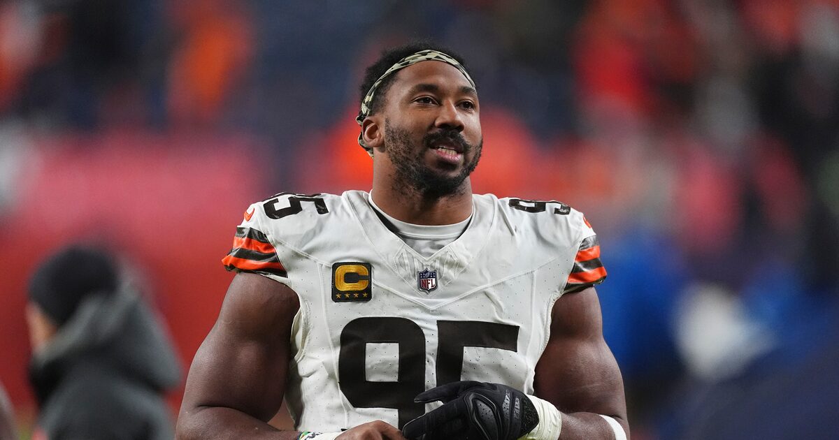 Myles Garrett, dad celebrate Father’s Day with first pitch at Texas Rangers game