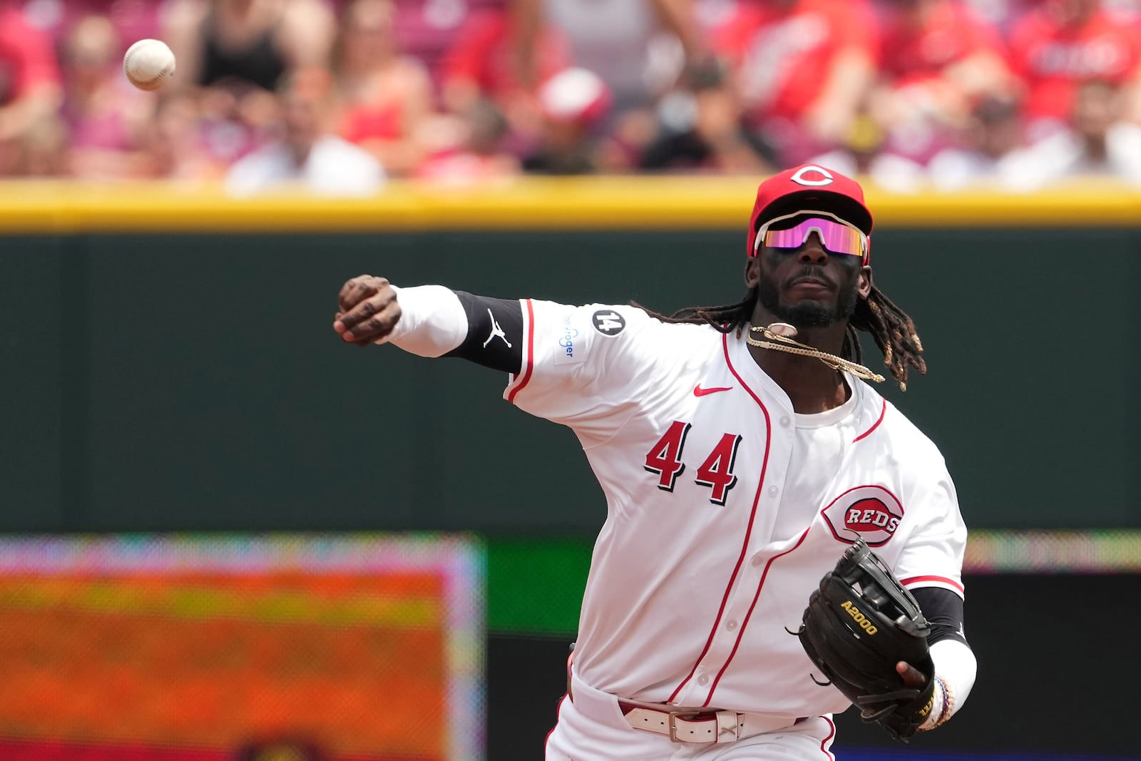 Cincinnati Reds' Elly De La Cruz throws to first base for an out of Milwaukee Brewers' Christian Yelich in the third inning of a baseball game Wednesday, June 4, 2025, in Cincinnati. (AP Photo/Kareem Elgazzar)