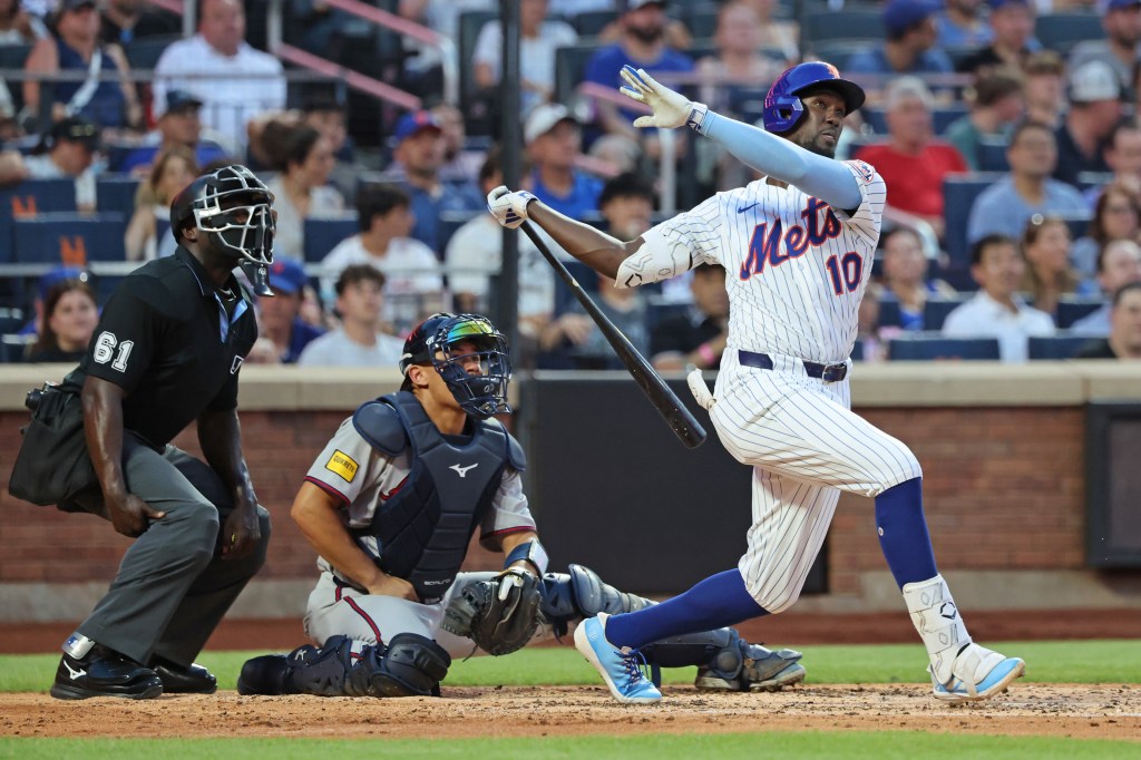 Ronny Mauricio belts a solo homer in the third inning of the Mets' 7-3 win over the Braves on June 25, 2025.