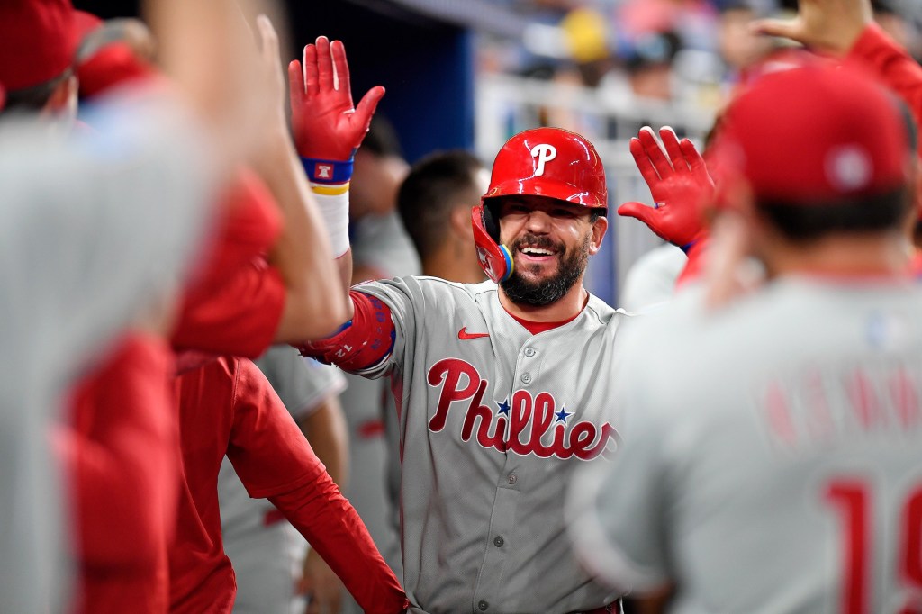 Phillies beat Marlins to move into tie for first place