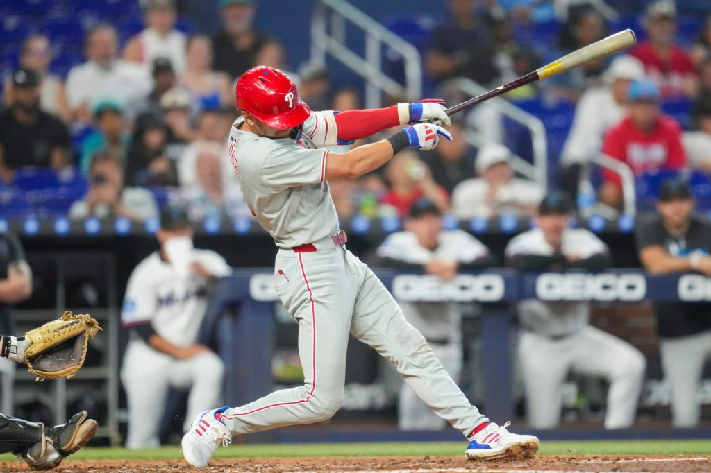 Phillies extend winning streak with 5-2 victory over Marlins