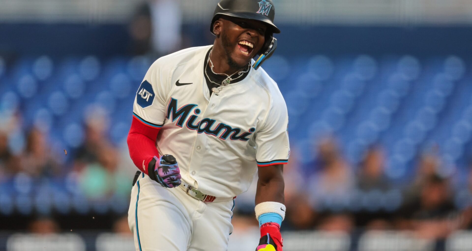 Pirates Claim Versatile Ronny Simón, DFA Veteran Rainey