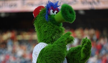 John Kruk tells Phillie Phanatic to 'get your a** out of my face'