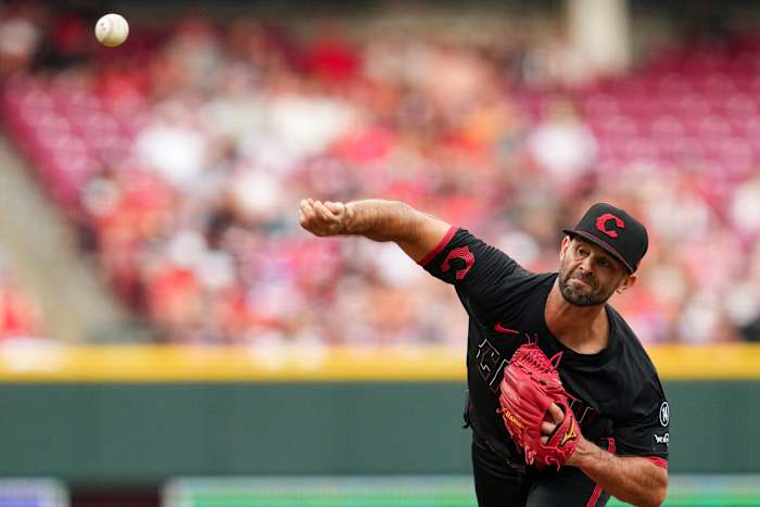 Reds' Martinez takes no-hit bid into 9th, Steer hits 3 homers in 8-1 win over Padres