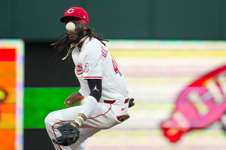 Cincinnati Reds shortstop Elly De La Cruz attempts to field the ball against the New York Yankees