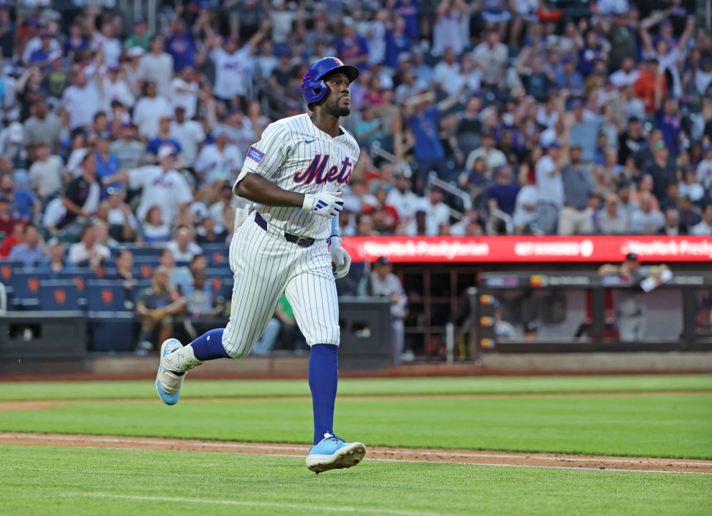 New York Mets player Ronny Mauricio #10 hitting a home run.