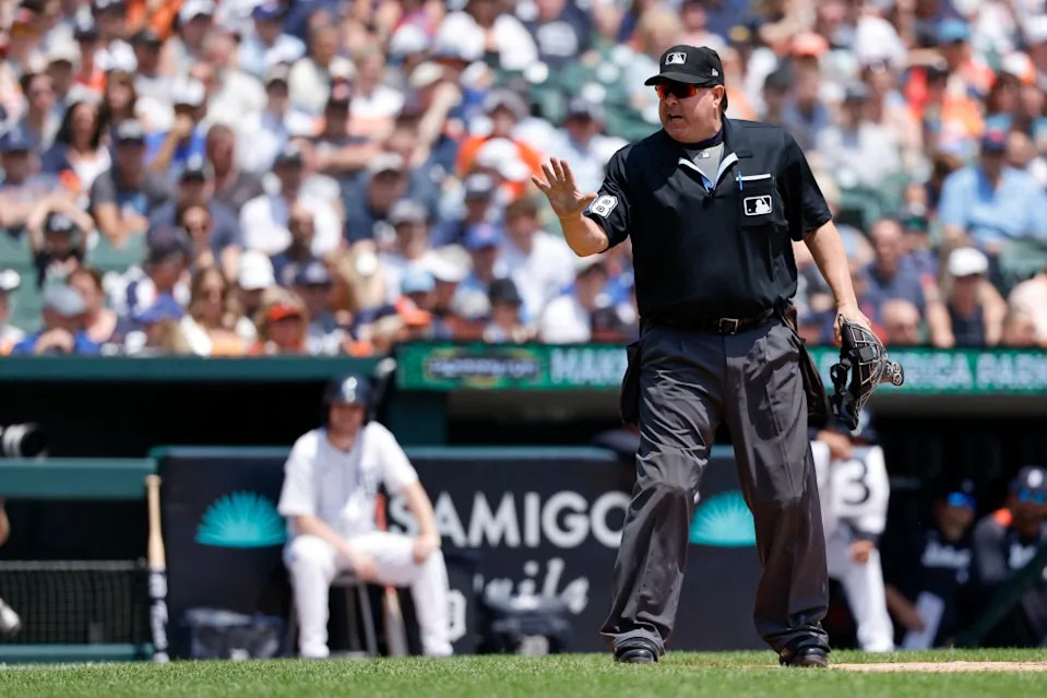 Doug Eddings talks to the dugout of the Chicago Cubs in the third inning against the Detroit Tigers at Comerica Park on June 7, 2025. Rick Osentoski-Imagn Images