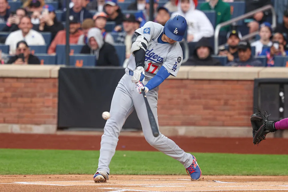 Los Angeles Dodgers designated hitter Shohei Ohtani (17)© Vincent Carchietta-Imagn Images