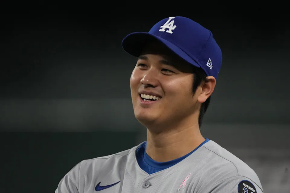 Los Angeles Dodgers Shohei Ohtani (17) gets ready for a game against the Arizona Diamondbacks at Chase Field. Rick Scuteri-Imagn Images