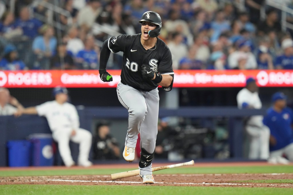 Chicago White Sox take 2 of 3 from Toronto Blue Jays, rallying for 4-2 victory behind 8th-inning double by Miguel Vargas