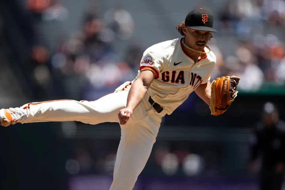 San Francisco Giants starting pitcher Jordan Hicks (12) delivers a pitch against the Arizona Diamondbacks during the first inning at Oracle Park. D&period; Ross Cameron-Imagn Images
