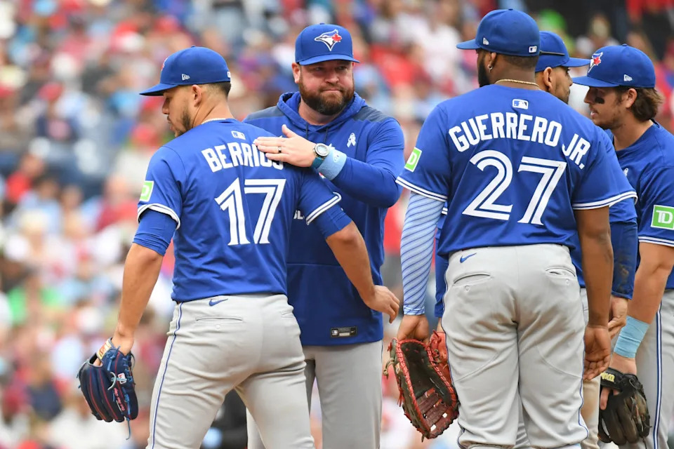 Blue Jays pitcher José Berríos (17) is removed from the game by manager John Schneider (14) against the Phillies at Citizens Bank Park. Eric Hartline-Imagn Images