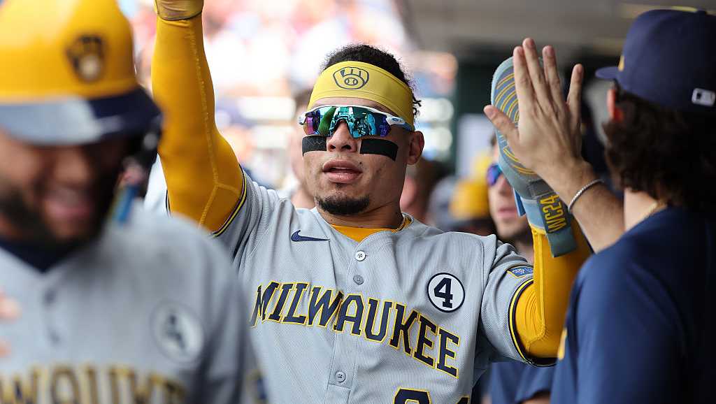 Brewers sweep Phillies, extend winning streak to 7 games