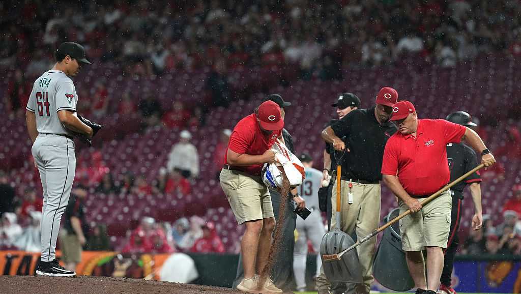 Reds' game vs. Diamondbacks suspended Friday due to rain, will resume Saturday