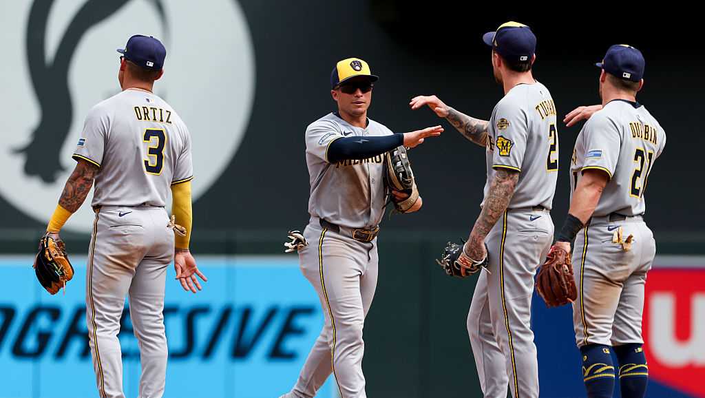 Brewers complete 3-game sweep against Twins