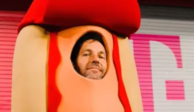 Paul Rudd runs and wins in Royals’ Hot Dog Derby