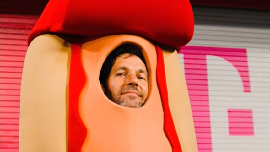 Paul Rudd runs and wins in Royals’ Hot Dog Derby